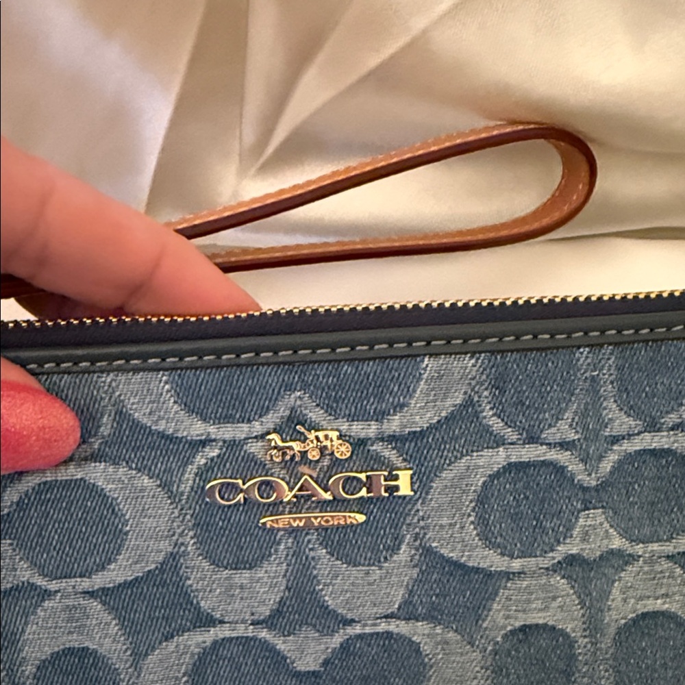 💙Coach NWT Blue Denim Large Corner Zip Wristlet with Gold Accents - Picture 5 of 7